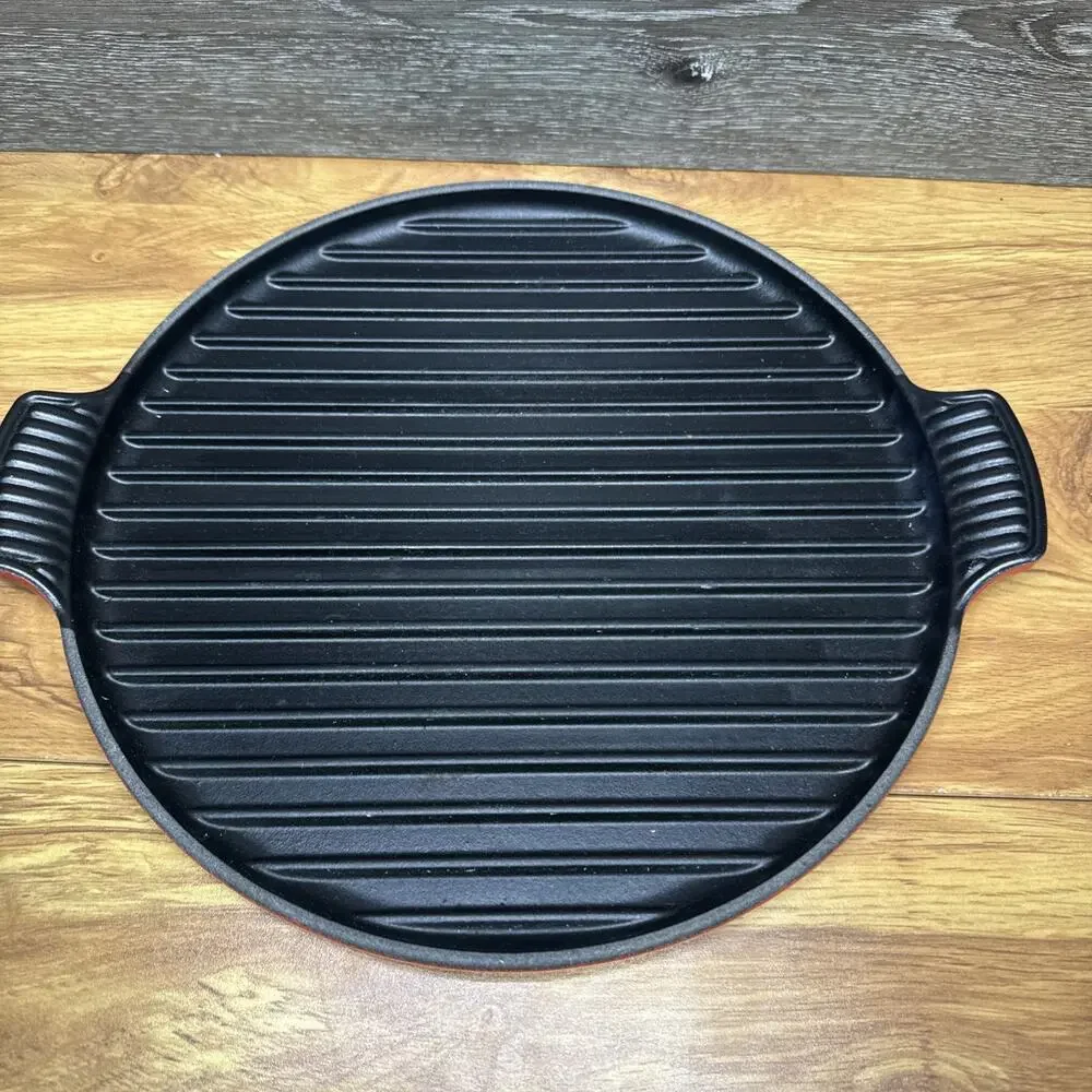 Le Creuset Round Cast Bistro Burgandy Pizza Grill W/ Handles #32